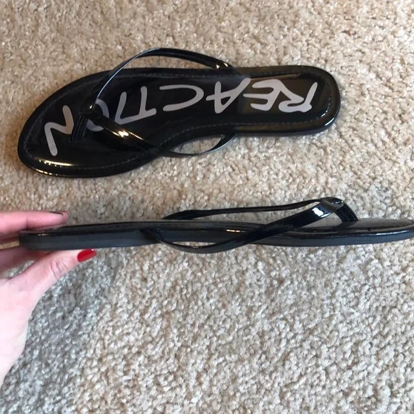 Kenneth Cole Reaction Black sandal thong Flip flops shoe size 10 - Picture 3 of 4